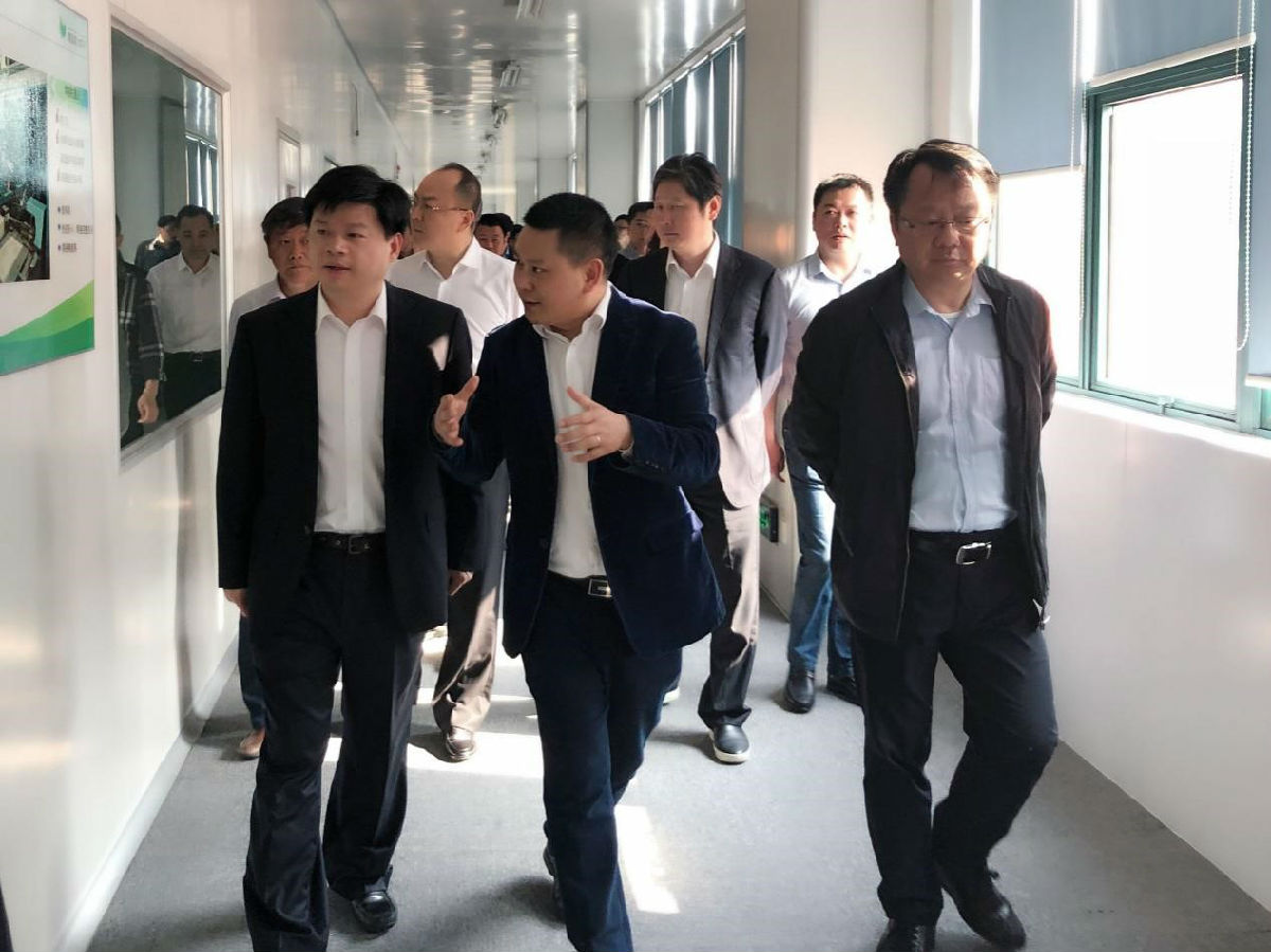 无锡惠山区带领一行观赏无锡赛晶智能车间