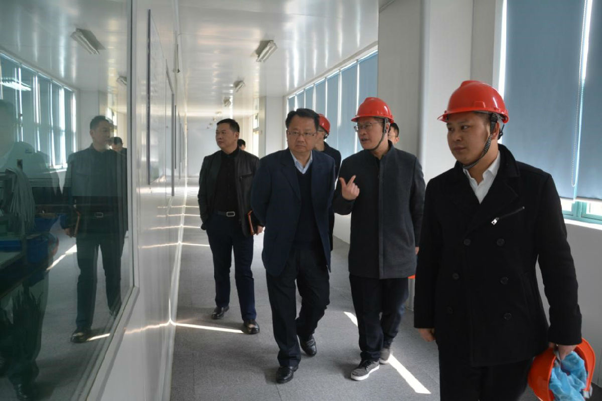 无锡惠山区委带领一行观赏无锡赛晶智能车间